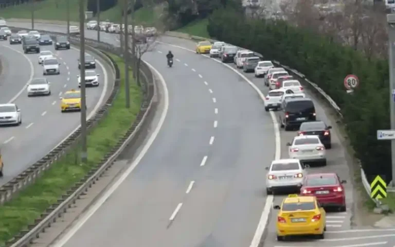 ambulansların engellenmesi, Çeşme restoran deneyimi, çocuklardan öğreneceklerimiz, çocukların gözünden hayat, deprem ve müteahhit sorumluluğu, ehliyet sınavı sistemi, emniyet şeridi ihlali, hayat dersleri, insanlık dersi, İzmir tatili anıları, Mordoğan yürüyüş, sağduyu eksikliği, Sultanbeyli trafik kazası, toplumsal duyarlılık, trafik güvenliği, trafik kültürü, Türkiye’de trafik sorunu, vicdan ve sorumluluk