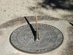 antik saatler, cep saati tarihi, güneş saati, kum saati, mekanik saat, saat çeşitleri, saat tarihi, saatlerin icadı, sarkacın bulunması, su saati, zaman ölçme yöntemleri