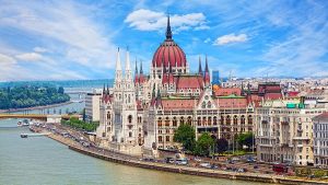 Bratislava Budapeşte tren yolculuğu, Budapeşte gece manzarası, Budapeşte gezi yazısı, kırmızı pantolon modası, Orta Avrupa gözlemleri, Spar süpermarket Avrupa