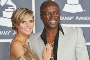 Avrupa turu, evli çiftler, fular modası, gezi günlükleri, kadın gezgin, komik anılar, kültür farkı, mizah yazısı, modern heykel, şehir turu, turistik gözlem, viyana