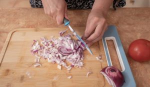 aile sıcaklığı, anne eli, çocukluk kokuları, ev yemeği, kavrulmuş soğan, mutfak kültürü, nostalji, soğan kokusu, Türk mutfağı, yemek anıları