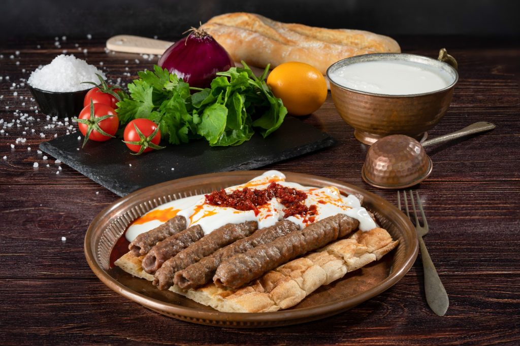 Balkan mutfağı, evde köfte tarifi, hamburger, İnegöl köfte, köfte, köfte çeşitleri, Sultanahmet köfte, Tekirdağ köfte, Türk mutfağı, yemek kültürü, yolculuk yemekleri