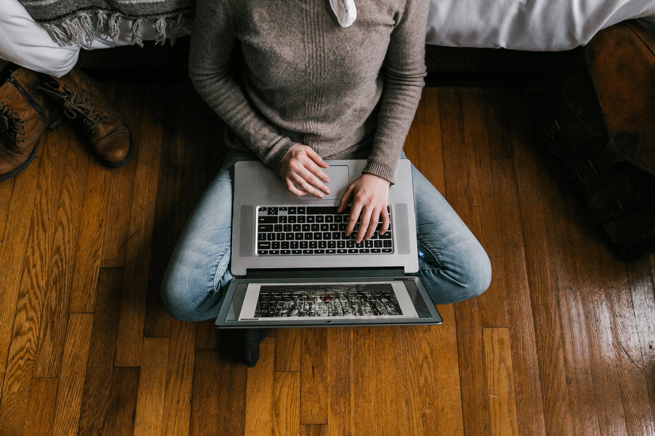 52 yaşında blog yazmak, blog yazmak komik, gözlük unutmak, kadın blog yazarı, menopoz mizahı, mizah yazıları, orta yaş esprileri, samimi blog yazısı, yaş almakla mizah, yaşla gelen alerjiler, yaşlılık değil deneyim